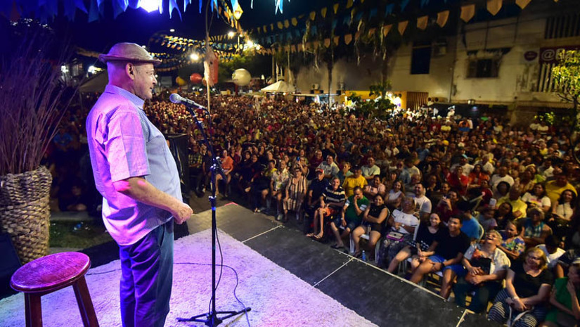 Imagem 1 - MCJ 2023: público lota show do humorista Zé Lezin no Polo Antônio Francisco. O paraibano Nairon Barreto, de 63 anos, o famoso “Zé Lezin”, levou um grande público estimado em mais de duas mil pessoas ao Memorial da Resistência de Mossoró, na avenida Rio Branco, na noite deste domingo (11). O polo é uma homenagem ao poeta mossoroense Antônio Francisco e uma espaço para apresentações artísticas e culturais da cidade e região. “É difícil de descrever. Eu nunca imaginei ter um negócio desse com meu nome. E eu estou muito agradecido a Mossoró. Olha aí, a quantidade de gente no 'meu polo'. Eu acho que já cheguei ao máximo”, declarou, emocionado, Antônio Francisco. Imagem 1 - MCJ 2023: público lota show do humorista Zé Lezin no Polo Antônio Francisco. O paraibano Nairon Barreto, de 63 anos, o famoso “Zé Lezin”, levou um grande público estimado em mais de duas mil pessoas ao Memorial da Resistência de Mossoró, na avenida Rio Branco, na noite deste domingo (11). O polo é uma homenagem ao poeta mossoroense Antônio Francisco e uma espaço para apresentações artísticas e culturais da cidade e região. “É difícil de descrever. Eu nunca imaginei ter um negócio desse com meu nome. E eu estou muito agradecido a Mossoró. Olha aí, a quantidade de gente no 'meu polo'. Eu acho que já cheguei ao máximo”, declarou, emocionado, Antônio Francisco.