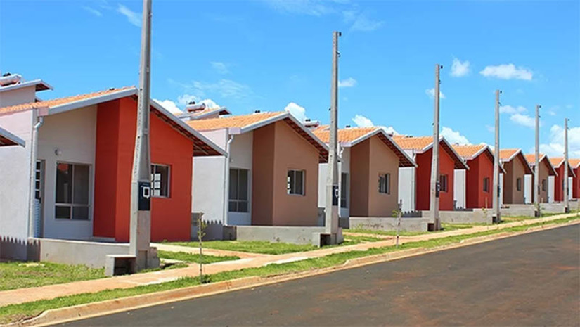 Imagem 1 - MP que relançou o “Minha Casa, Minha Vida” será analisada nesta terça (13), no Senado. A proposta da MP 1.162/2023 é atender famílias com renda mensal de até R$ 8 mil, na zona urbana, e anual de até R$ 96 mil, na zona rural. A Câmara dos Deputados aprovou a proposta no dia 7 de junho, a partir do substitutivo do relator, deputado Marangoni (União-SP). Entre as alterações aprovadas pelos deputados está a permissão para uso de recursos do Fundo de Garantia do Tempo de Serviço (FGTS) para projetos relacionados à Regularização Fundiária Urbana (Reurb), que inclui iluminação pública, saneamento básico, vias públicas e drenagem de águas pluviais. Imagem 1 - MP que relançou o “Minha Casa, Minha Vida” será analisada nesta terça (13), no Senado. A proposta da MP 1.162/2023 é atender famílias com renda mensal de até R$ 8 mil, na zona urbana, e anual de até R$ 96 mil, na zona rural. A Câmara dos Deputados aprovou a proposta no dia 7 de junho, a partir do substitutivo do relator, deputado Marangoni (União-SP). Entre as alterações aprovadas pelos deputados está a permissão para uso de recursos do Fundo de Garantia do Tempo de Serviço (FGTS) para projetos relacionados à Regularização Fundiária Urbana (Reurb), que inclui iluminação pública, saneamento básico, vias públicas e drenagem de águas pluviais.