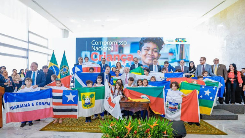 Imagem 1 -  Lula lamenta os retrocessos na educação e a perda de qualidade do ensino público. Nesta segunda-feira (12) foi lançado o Compromisso Nacional Criança Alfabetizada, que tem como objetivo assegurar que 100% das crianças estejam alfabetizadas ao fim do segundo ano do Ensino Fundamental e a recomposição das perdas de formação decorrentes da pandemia. Segundo o presidente, o compromisso é uma aliança que une Governo Federal, governos estaduais e prefeituras em torno de ações que vão combater os retrocessos pelos quais a educação passou nos últimos anos e reverter o quadro de hoje, quando mais de 50% das crianças que saem do ensino fundamental sem dominarem habilidades de leitura e escrita. Ainda segundo Lula, o Governo Federal investirá R$ 3,6 bilhões no programa, em 4 anos.