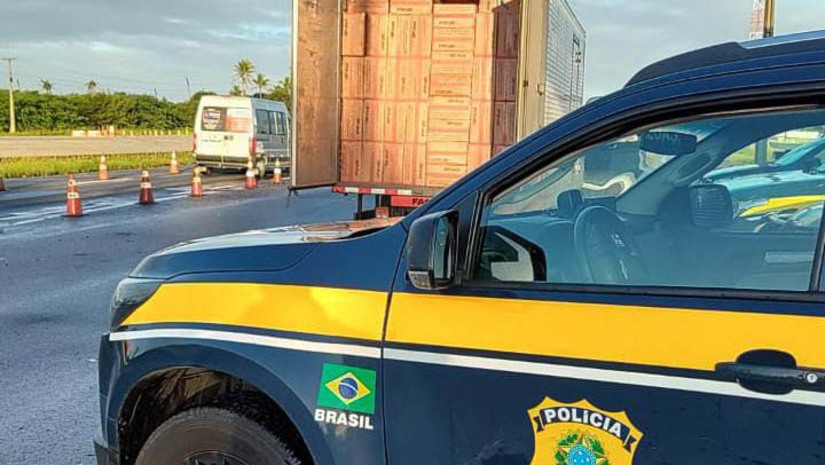Imagem 1 -  PRF prende homem de 44 anos que transportava cigarros contrabandeados, no RN. A carga foi apreendida no sábado (10), no município de Macaíba. O total de cigarros apreendidos ainda está sendo contabilizado pela Receita Federal. Até o momento, a PRF no Rio Grande do Norte realizou as duas maiores apreensões de cigarros contrabandeados da história da instituição no país. Somando as duas apreensões são quase 4,5 milhões de maços de cigarros contrabandeados.