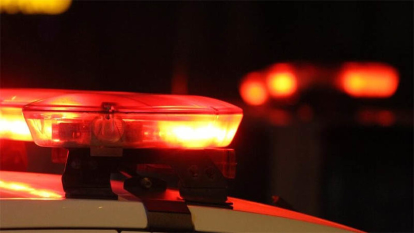 Imagem 1 - Mossoró: polícia prende suspeito de invadir casa para roubar e esfaquear moradora. A prisão de Lucas José da Silva, de 34 anos, aconteceu nesta segunda-feira (12). De acordo com a polícia civil, na madrugada do domingo (11), ele teria invadido uma residência e, ao ser surpreendido pela moradora do local, desferiu contra ela vários golpes de faca. Ambos ainda entraram em luta corporal e, em seguida, ele fugiu levando uma quantia em dinheiro. O homem foi encontrado com a faca e as mesmas roupas usadas no crime. A vítima segue hospitalizada, mas seu estado de saúde é considerado estável. Imagem 1 - Mossoró: polícia prende suspeito de invadir casa para roubar e esfaquear moradora. A prisão de Lucas José da Silva, de 34 anos, aconteceu nesta segunda-feira (12). De acordo com a polícia civil, na madrugada do domingo (11), ele teria invadido uma residência e, ao ser surpreendido pela moradora do local, desferiu contra ela vários golpes de faca. Ambos ainda entraram em luta corporal e, em seguida, ele fugiu levando uma quantia em dinheiro. O homem foi encontrado com a faca e as mesmas roupas usadas no crime. A vítima segue hospitalizada, mas seu estado de saúde é considerado estável.