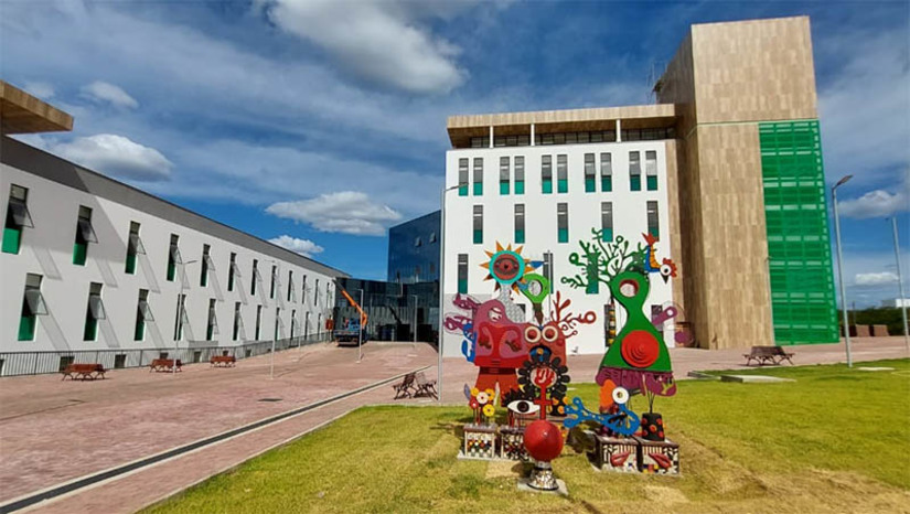 Imagem 1 -  Hospital da Mulher passa a oferecer exames gratuitos Histeroscopia Diagnóstica. A implantação do novo serviço foi iniciada no dia 7 de junho. A unidade é a única a oferecer esse tipo de exame na rede pública de Mossoró. Procedimento minimamente invasivo, a histeroscopia permite a visualização direta da cavidade do útero, possibilitando a identificação de alterações como pólipos, miomas, malformações e outras condições que possam estar causando sintomas ou afetando a fertilidade. O ambulatório atende pacientes todas as quartas-feiras, a partir das 13h.