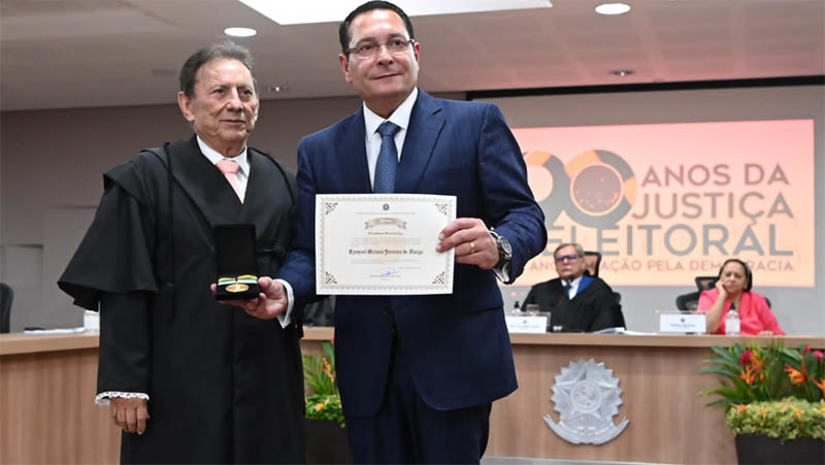 Imagem 1 -  Presidente da ALRN recebe medalha do Mérito Eleitoral Tavares de Lyra do TRE. A homenagem é concedida a personalidades que tenham demonstrado efetiva dedicação e prestado relevantes serviços à causa da Justiça Eleitoral no Rio Grande do Norte. Além do deputado Ezequiel Ferreira, outras dez autoridades potiguares também receberam a medalha. "O TRE não poderia existir se não tivesse a eleição. A atuação de vossa excelência, deputado Ezequiel Ferreira, sobretudo à frente do Poder Legislativo estadual, revelou sempre uma postura colaborativa e atuante no respeito às leis e Constituição Federal, criando ponte e objetivando a harmonia entre os poderes, notadamente entre o Legislativo e esta Corte", enalteceu o presidente do TRE, desembargador Cornélio Alves.