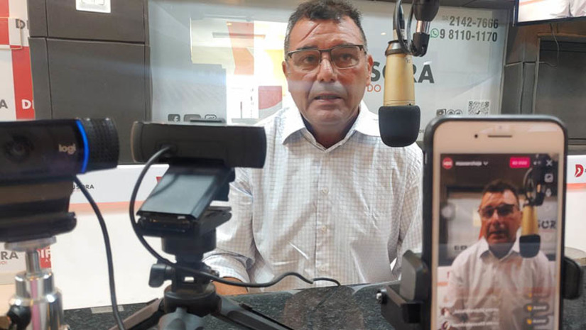Imagem 1 -  Professor diz que Adutora Apodi-Mossoró precisa ser debatido com equilíbrio. Segundo Josivan Barbosa, que ficou preocupado com a nota da CAERN informando que vai concluir a adutora Apodi-Mossoró com mudanças significativas no projeto original, é preciso que seja realizado um debate técnico, com equilíbrio, para que a população possa entender, por exemplo, que sentido tem gastar R$ 80 milhões para tirar água do subsolo de Apodi para abastecer Mossoró e gastar mais de R$ 1 bilhão para transpor as águas do Rio São Francisco para a bacia hidrográfica Apodi/Mossoró. Uma coisa deve estar em sintonia com a outra.