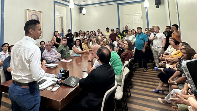 Imagem 1 -  Reunião aconteceu por mais de 4 horas no Palácio da Resistência na noite desta terça-feira, 13. Sobre a polêmica em torno do adicional por tempo de serviço, foi esclarecido que o direito está mantido no PL 17 para todos os atuais servidores. Para os futuros servidores, segundo o projeto, o benefício continua para aqueles que não tenham plano de cargos e carreiras. Os servidores presentes avaliaram que a conversa foi positiva e tranquilizadora. 