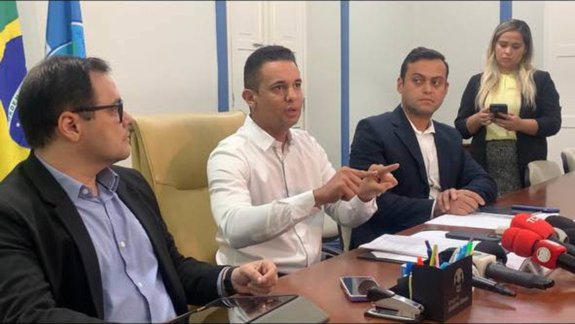 Imagem 1 -  Allyson reúne a imprensa para detalhar pontos  que estão gerando polêmica na votação do PL 17/2023. Após conversar com servidores do município para apresentar, detalhadamente, os pontos do PL e mostrar que não haverá perdas de direitos, o prefeito Allyson Bezerra também reuniu a imprensa, nesta quarta-feira (13), com o mesmo propósito. O projeto foi enviado para votação na Câmara Municipal de Mossoró e vem sendo alvo de críticas e protestos por parte de alguns servidores e representantes dos sindicatos. Por duas vezes a votação foi adiada, devido a manifestações acaloradas nas dependências da casa; lei a projeto na íntegra e entenda todo os pontos.
