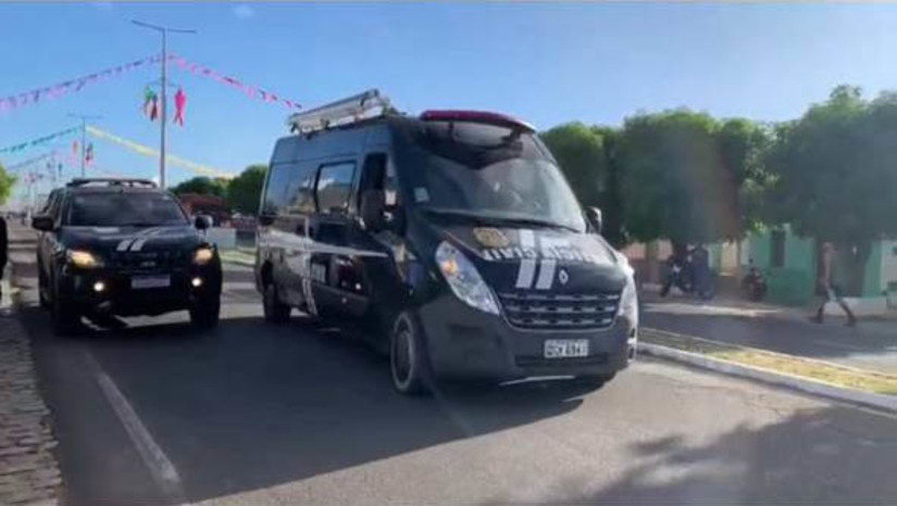 Imagem 1 - “Mãos de Tesoura”: operação prende suspeitos por tráfico de drogas e homicídio, em Assu. O objetivo da operação, deflagrada nesta quarta-feira (14), foi a elucidação de um homicídio praticado contra um cabeleireiro, assim como o combate ao tráfico de drogas praticado no município. Na ação foram apreendidos drogas, dinheiro fracionado e balança de precisão, indicando o crime de tráfico de drogas. Além das apreensões, três mandados de prisão foram cumpridos, e outros suspeitos foram presos em flagrante no decorrer das diligências. Imagem 1 - “Mãos de Tesoura”: operação prende suspeitos por tráfico de drogas e homicídio, em Assu. O objetivo da operação, deflagrada nesta quarta-feira (14), foi a elucidação de um homicídio praticado contra um cabeleireiro, assim como o combate ao tráfico de drogas praticado no município. Na ação foram apreendidos drogas, dinheiro fracionado e balança de precisão, indicando o crime de tráfico de drogas. Além das apreensões, três mandados de prisão foram cumpridos, e outros suspeitos foram presos em flagrante no decorrer das diligências.