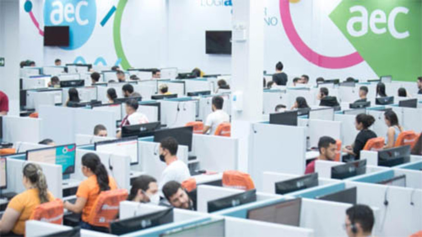 Imagem 1 - AeC anuncia 150 vagas para contratação imediata e mais 900 até o final do ano, em Mossoró. Para participar do processo seletivo, é necessário ter mais de 18 anos, Ensino Médio completo e noções básicas de Internet. O cadastro é feito no site da empresa (sou.aec.com.br). A primeira etapa do recrutamento é uma prova on-line, e, após aprovação, a empresa entra em contato com os candidatos, que devem manter seus dados atualizados. Imagem 1 - AeC anuncia 150 vagas para contratação imediata e mais 900 até o final do ano, em Mossoró. Para participar do processo seletivo, é necessário ter mais de 18 anos, Ensino Médio completo e noções básicas de Internet. O cadastro é feito no site da empresa (sou.aec.com.br). A primeira etapa do recrutamento é uma prova on-line, e, após aprovação, a empresa entra em contato com os candidatos, que devem manter seus dados atualizados.