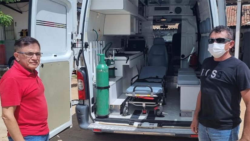 Imagem 1 - Ambulância semi UTI vai reforçar o serviço de transporte de pacientes em Governador Dix-Sept Rosado. O equipamento foi locado pela gestão municipal e ficará à disposição para o transporte de pacientes do Pronto-Socorro para outras unidades de saúde. O secretário municipal de Saúde, Dr. Adail Vale, destaca que foram feitos investimentos também para melhorar a estrutura do Pronto-Socorro, incluindo a climatização e instalação de balcão de atendimento na recepção e a aquisição de gerador para garantir a continuidade dos serviços mesmo em caso de suspensão do fornecimento de energia elétrica. Imagem 1 - Ambulância semi UTI vai reforçar o serviço de transporte de pacientes em Governador Dix-Sept Rosado. O equipamento foi locado pela gestão municipal e ficará à disposição para o transporte de pacientes do Pronto-Socorro para outras unidades de saúde. O secretário municipal de Saúde, Dr. Adail Vale, destaca que foram feitos investimentos também para melhorar a estrutura do Pronto-Socorro, incluindo a climatização e instalação de balcão de atendimento na recepção e a aquisição de gerador para garantir a continuidade dos serviços mesmo em caso de suspensão do fornecimento de energia elétrica.