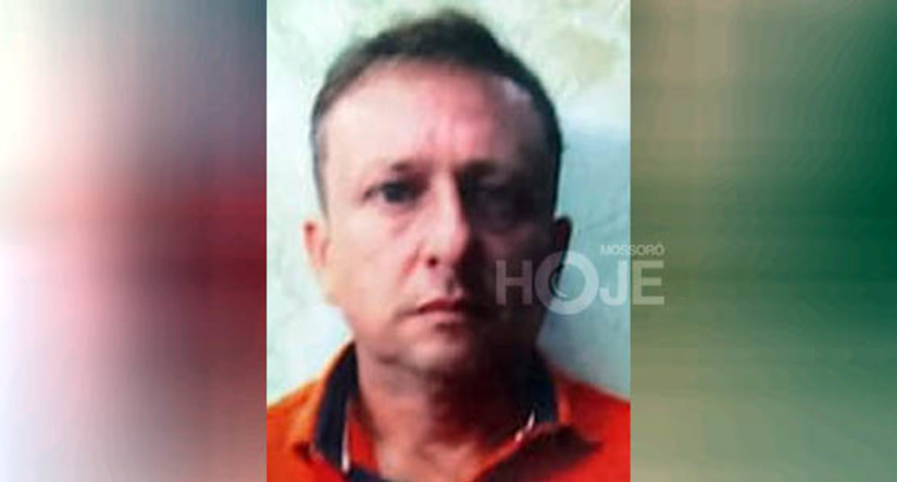 Imagem 1 - Trabalhador é assassinado a tiros ao sair de padaria no Alto das Brisas. O crime aconteceu no início da noite desta quarta-feira (14). A vítima foi identificada como João Maria Fernandes de Araújo, de 44 anos. De acordo com informações da polícia, o homem realizava um serviço em um condomínio e parou em uma padaria para comprar um pães, a caminho de sua residência. Ao retornar para o seu veículo, foi surpreendido por dois homens, que se aproximaram em uma motocicleta, e desferiram vários disparos de arma de fogo contra ele. Ainda não há informações sobre os atiradores ou sobre a motivação do crime, que será investigado pela DHPP. Imagem 1 - Trabalhador é assassinado a tiros ao sair de padaria no Alto das Brisas. O crime aconteceu no início da noite desta quarta-feira (14). A vítima foi identificada como João Maria Fernandes de Araújo, de 44 anos. De acordo com informações da polícia, o homem realizava um serviço em um condomínio e parou em uma padaria para comprar um pães, a caminho de sua residência. Ao retornar para o seu veículo, foi surpreendido por dois homens, que se aproximaram em uma motocicleta, e desferiram vários disparos de arma de fogo contra ele. Ainda não há informações sobre os atiradores ou sobre a motivação do crime, que será investigado pela DHPP.
