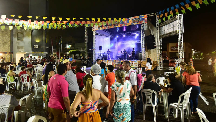 Imagem 1 - MCJ: Alfredo & os Caras animam noite de abertura dos festejos no polo São João. As atividades no polo foram iniciadas nesta quarta-feira (14) e seguem até o dia 24 de junho. A Festa de São João Batista inicia todas as noites com uma novena, a partir das 19 horas. A parte social, patrocinada pela Prefeitura de Mossoró, tem início sempre às 21 horas. Na noite desta quinta-feira (15) a atração será Gabriel Lima. Já na sexta-feira (16) é a vez da Banda Balada Vip. Ainda neste final de semana, no sábado (17), tem Dani Rebouças e no domingo (18) se apresenta Cadillac Vip. Imagem 1 - MCJ: Alfredo & os Caras animam noite de abertura dos festejos no polo São João. As atividades no polo foram iniciadas nesta quarta-feira (14) e seguem até o dia 24 de junho. A Festa de São João Batista inicia todas as noites com uma novena, a partir das 19 horas. A parte social, patrocinada pela Prefeitura de Mossoró, tem início sempre às 21 horas. Na noite desta quinta-feira (15) a atração será Gabriel Lima. Já na sexta-feira (16) é a vez da Banda Balada Vip. Ainda neste final de semana, no sábado (17), tem Dani Rebouças e no domingo (18) se apresenta Cadillac Vip.