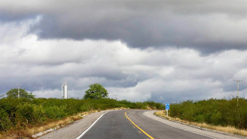 Imagem 1 - Confira a previsão de chuvas para o Rio Grande do Norte neste final de semana. A Emparn registrou uma quinta-feira (15) chuvosa, com acumulados acima de 40mm nas regiões Leste e Agreste. Nas demais regiões, os pluviômetros registraram os maiores acumulados em Felipe Guerra (Oeste Potiguar) com 33.2mm e Guamaré (Central Potiguar) com 17.2mm. Em Natal choveu 34.2mm e Mossoró, capital do Oeste, 14mm. Para o final de semana, os modelos meteorológicos apontam chuvas em todo o estado com concentração nas regiões Leste e Agreste Potiguar, que se encontram no período chuvoso. Imagem 1 - Confira a previsão de chuvas para o Rio Grande do Norte neste final de semana. A Emparn registrou uma quinta-feira (15) chuvosa, com acumulados acima de 40mm nas regiões Leste e Agreste. Nas demais regiões, os pluviômetros registraram os maiores acumulados em Felipe Guerra (Oeste Potiguar) com 33.2mm e Guamaré (Central Potiguar) com 17.2mm. Em Natal choveu 34.2mm e Mossoró, capital do Oeste, 14mm. Para o final de semana, os modelos meteorológicos apontam chuvas em todo o estado com concentração nas regiões Leste e Agreste Potiguar, que se encontram no período chuvoso.