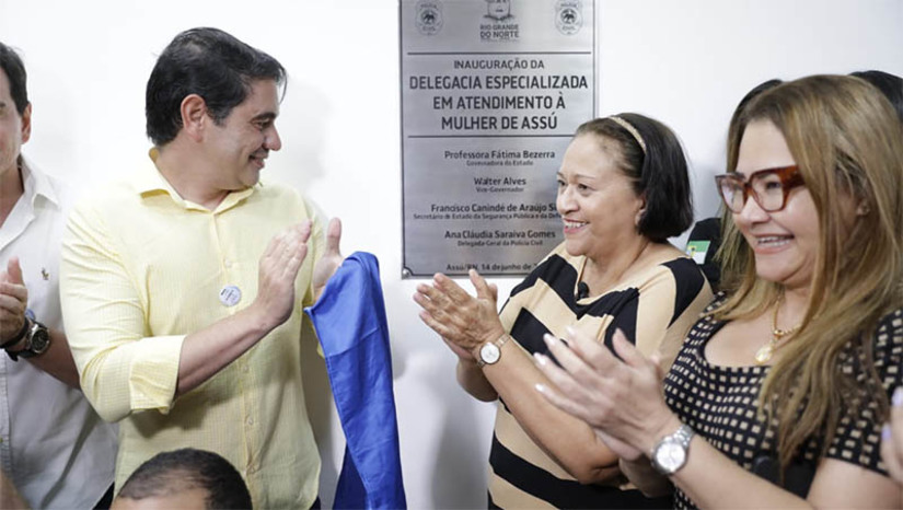Imagem 1 -  Delegacia Especializada em Atendimento à Mulher é inaugurada no município de Assu. A inauguração da unidade foi oficializada nesta quarta-feira (14), pela governadora Fátima Bezerra. Em funcionamento desde janeiro de 2023, a delegacia instaurou 97 inquéritos policiais até o momento, tendo remetido 64 deles ao Poder Judiciário. “Com a instalação de delegacias as mulheres se sentem acolhidas, buscam atendimento e isso nos deixa satisfeitos. A atual gestão criou mais sete DEAMs e continuamos lutando contra a violência contra a mulher”, afirmou a delegada-geral da PCRN, Ana Cláudia Saraiva. 