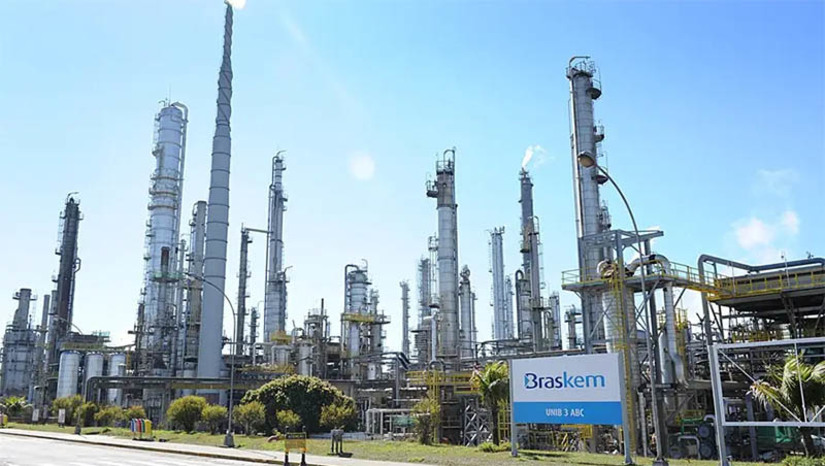 Imagem 1 -  [COLUNA ESPLANADA] A especulação sobre quem vai comprar o controle da petroquímica Braskem aumentou ontem, depois de a Petrobras assumir que avalia todas as possibilidades de operação, inclusive comprar as ações da sócia Novonor (ex-Odebrecht) e se tornar a acionista majoritária.A Unipar, concorrente da Braskem, apresentou uma proposta pela fatia da Novonor, que controla a petroquímica. A Petrobras é acionista minoritária da Braskem e tem o direito de preferência sobre as ações da família Odebrecht, ou seja, poderia igualar a oferta da Unipar e assumir o controle da petroquímica.Essa alternativa, no entanto, não tem nenhum eco no Planalto. A ideia de a Petrobras se endividar e gastar caixa em pelo menos R$ 10 bilhões para voltar a um setor que a estatal decidiu abandonar no passado é considerada impopular e pouco estratégica.
