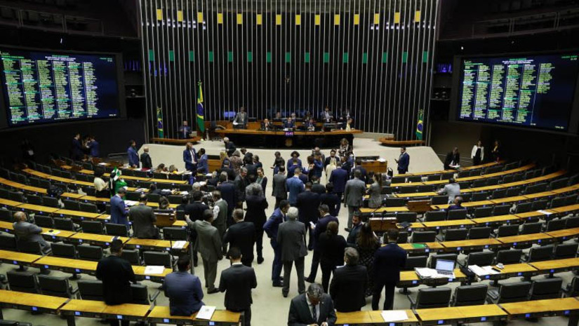 Imagem 1 - Deputados aprovam MP que muda o programa “Mais Médicos” e cria incentivo ao exercício da atividade. Segundo o parecer da relatora, senadora Zenaide Maia (PSD-RN), em vez da dispensa definitiva de revalidação do diploma para o médico intercambista, ele poderá participar do programa por quatro anos sem a necessidade dessa revalidação. Antes da MP, o período era de três anos. Com a mudança proposta pela relatora, essa regra se aplica ainda à recontratação dos médicos participantes de ciclos ocorridos até dezembro de 2022, independentemente do período de atuação desses profissionais no Mais Médicos. O acesso deverá ocorrer por meio de editais a serem abertos depois da edição da MP, em março de 2023. Imagem 1 - Deputados aprovam MP que muda o programa “Mais Médicos” e cria incentivo ao exercício da atividade. Segundo o parecer da relatora, senadora Zenaide Maia (PSD-RN), em vez da dispensa definitiva de revalidação do diploma para o médico intercambista, ele poderá participar do programa por quatro anos sem a necessidade dessa revalidação. Antes da MP, o período era de três anos. Com a mudança proposta pela relatora, essa regra se aplica ainda à recontratação dos médicos participantes de ciclos ocorridos até dezembro de 2022, independentemente do período de atuação desses profissionais no Mais Médicos. O acesso deverá ocorrer por meio de editais a serem abertos depois da edição da MP, em março de 2023.