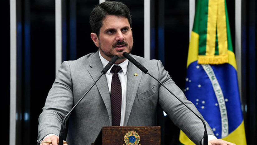 Imagem 1 -  Gabinete e endereços ligados ao senador Marcos do Val são alvos de busca e apreensão da PF. A operação, realizada nesta quinta-feira (15), foi autorizada pelo ministro Alexandre de Moraes, do STF. Moraes também determinou que do Val deve prestar depoimento. Foram apreendidos materiais como computadores e pen drives. O celular do senador também foi apreendido, e será levado para perícia. O Senador é investigado por obstruir investigações sobre os atos golpistas do 8 de janeiro. Indícios que basearam a operação são postagens do senador em redes sociais. Ao todo, são três mandados de busca e apreensão. 