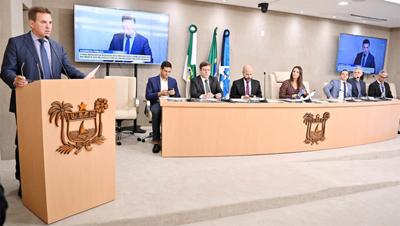 Imagem 1 - Deputados discutem preços de combustíveis e falta de repasses da redução no RN. O tema foi debatido em audiência realizada nesta quinta-feira (15), na Assembleia Legislativa do estado. "Ninguém quer interferir nos preços de mercado nem prejudicar os empresários, pagadores de impostos. Nosso foco é buscar o diálogo, desmistificar preços e questões de custos e também dar oportunidade de todas as partes passarem as devidas informações", explicou o deputado Luiz Eduardo (SDD), que propôs o debate. Imagem 1 - Deputados discutem preços de combustíveis e falta de repasses da redução no RN. O tema foi debatido em audiência realizada nesta quinta-feira (15), na Assembleia Legislativa do estado. "Ninguém quer interferir nos preços de mercado nem prejudicar os empresários, pagadores de impostos. Nosso foco é buscar o diálogo, desmistificar preços e questões de custos e também dar oportunidade de todas as partes passarem as devidas informações", explicou o deputado Luiz Eduardo (SDD), que propôs o debate.