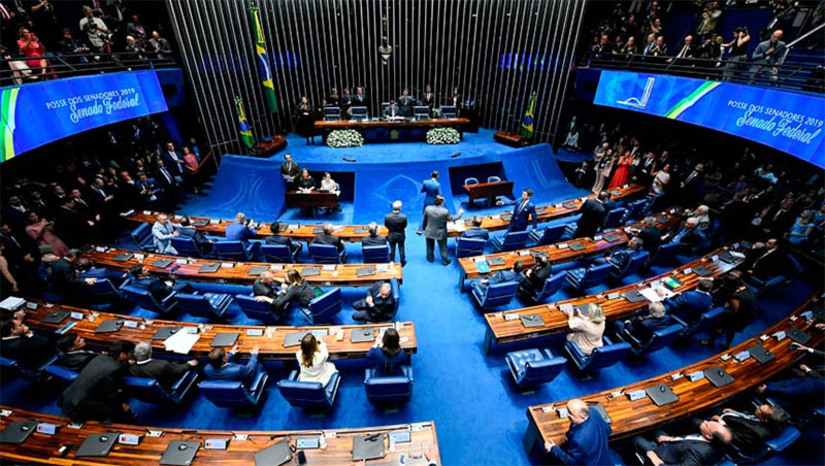Imagem 1 -  [COLUNA ESPLANADA] O União Brasil, partido que ocupa três ministérios na Esplanada, capitaneou mais uma derrota do Governo no Congresso Nacional. A Comissão de Assuntos Econômicos (CAE) aprovou o parecer do senador Efraim Filho (União-PB) que prorroga por quatro anos a desoneração da folha de pagamento para vários setores da economia. O placar evidenciou, mais uma vez, a desarticulação do Governo na Casa: 14 votos favoráveis e três contrários ao projeto. O líder do Governo, senador Jaques Wagner (PT-BA), implorou aos colegas para que o projeto não fosse apreciado, mas foi voz e voto vencidos.