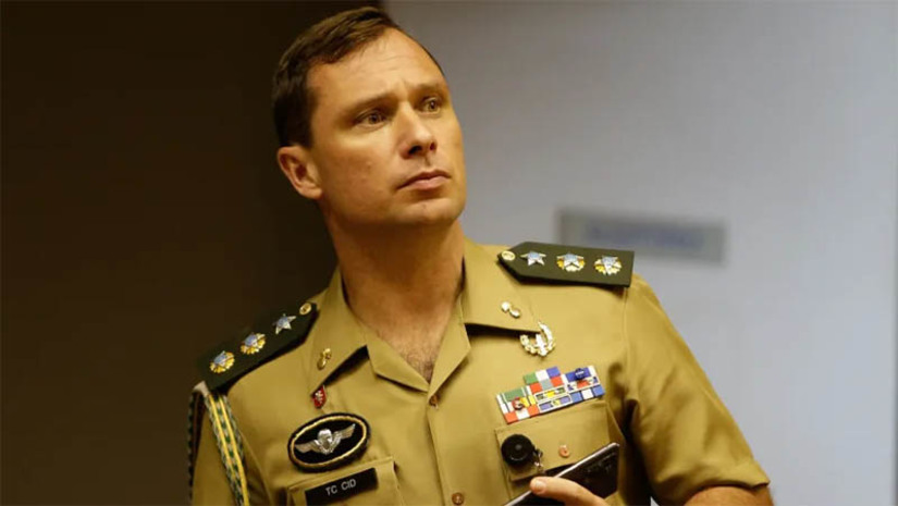 Imagem 1 -  Veja divulga mensagens encontradas pela PF no celular de Mauro Cid que mostram passo a passo do golpe. No material obtido, o ex-ajudante de ordens de Jair Bolsonaro foi cobrado por membros das Forças Armadas para convencer Bolsonaro a seguir com um golpe de Estado, após a vitória de Lula nas eleições do ano passado. Cid está preso desde o mês passado e se negou a falar quando depôs à Polícia Federal. A maioria das mensagens reveladas foi escrita pelo coronel Jean Lawand Junior, subchefe do Estado-Maior do Exército, ao longo de dezembro do ano passado.