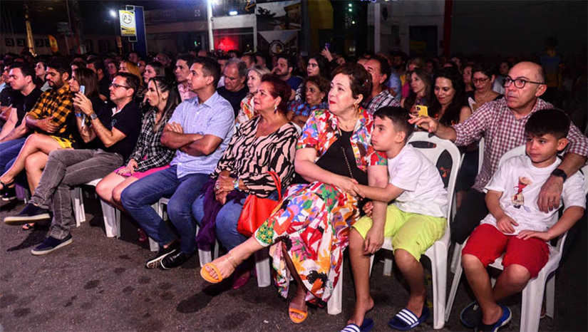 Imagem 1 - “Esse espetáculo deveria ser levado para o mundo”, diz a desembargadora Zeneide Bezerra, do TJRN. Na noite desta quinta-feira (15) um grupo de, aproximadamente, 40 magistrados, entre juízes e desembargadores do RN e outros estados, assistiram a apresentação do Chuva de Bala no País de Mossoró. O grupo se encantou com a apresentação. “O que nós testemunhamos hoje foi uma manifestação cultural que realmente revela a importância de Mossoró na cultura potiguar”, disse o desembargador Leonardo Carvalho, do Tribunal Regional Federal da 5ª região (TRF5), em Recife. Imagem 1 - “Esse espetáculo deveria ser levado para o mundo”, diz a desembargadora Zeneide Bezerra, do TJRN. Na noite desta quinta-feira (15) um grupo de, aproximadamente, 40 magistrados, entre juízes e desembargadores do RN e outros estados, assistiram a apresentação do Chuva de Bala no País de Mossoró. O grupo se encantou com a apresentação. “O que nós testemunhamos hoje foi uma manifestação cultural que realmente revela a importância de Mossoró na cultura potiguar”, disse o desembargador Leonardo Carvalho, do Tribunal Regional Federal da 5ª região (TRF5), em Recife.