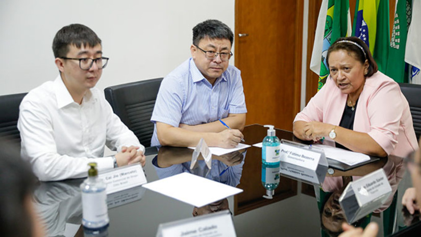Imagem 1 -  O anúncio foi feito pelo diretores do grupo chinês CITIC Group Corporation, a Governadora Fátima Bezerra e ao secretário de Desenvolvimento Econômico, Jaime Calado, nesta sexta-feira, 16. O Sr. Ma Xuefeng, diretor geral, e Sr. Cai Jie, falam em geração de 400 a 500 empregos diretos na montagem do parque solar.