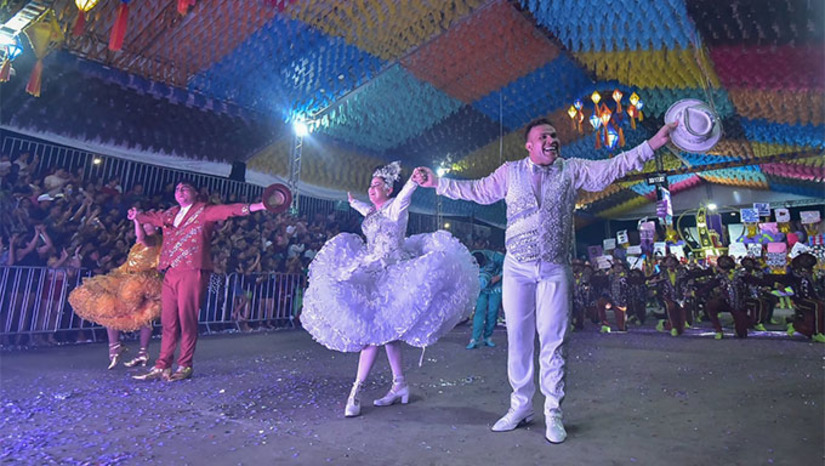 Imagem 1 - O coordenador do polo Arena Deodete Dias, Magdyell Menahem, enalteceu o brilho e alegria das quadrilhas que passaram pela arena durante os festejos juninos da segunda maior cidade potiguar. “As quadrilhas foram uma mais linda do que a outra. Elas trouxeram seus espetáculos diferente e mostraram que a cultura popular continua forte no nosso país. Graças a Deus está sendo uma noite mais linda do que a outra no festival de quadrilhas do Mossoró Cidade Junina”. A partir deste sábado (17) terá início o concurso de quadrilhas interestadual. “A gente começa hoje (sábado) o concurso de quadrilhas interestadual, que também é um concurso muito forte. São as quadrilhas que se inscreveram de todo o Brasil. Ele vai se encerrar no dia 23 de junho, na noite de São João”, finalizou. Imagem 1 - O coordenador do polo Arena Deodete Dias, Magdyell Menahem, enalteceu o brilho e alegria das quadrilhas que passaram pela arena durante os festejos juninos da segunda maior cidade potiguar. “As quadrilhas foram uma mais linda do que a outra. Elas trouxeram seus espetáculos diferente e mostraram que a cultura popular continua forte no nosso país. Graças a Deus está sendo uma noite mais linda do que a outra no festival de quadrilhas do Mossoró Cidade Junina”. A partir deste sábado (17) terá início o concurso de quadrilhas interestadual. “A gente começa hoje (sábado) o concurso de quadrilhas interestadual, que também é um concurso muito forte. São as quadrilhas que se inscreveram de todo o Brasil. Ele vai se encerrar no dia 23 de junho, na noite de São João”, finalizou.