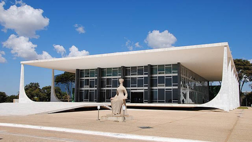 Imagem 1 -  [COLUNA ESPLANADA] O futuro presidente (gestão 2027-2030) terá direito a nomear três ministros para o Supremo Tribunal Federal (vagas de Luiz Fux, Cármen Lúcia e Gilmar Mendes). A única vaga deste mandato, a da ministra Rosa Weber, que se aposenta em outubro, tornou-se crucial para Lula da Silva no seu xadrez político-judicial. Não são poucos os nomes que já orbitam o Palácio. De Bruno Dantas, o presidente do TCU apadrinhado por diferentes segmentos, passando pela busca de uma mulher negra para a Corte até um ainda inviável, mas não impossível, Rodrigo Pacheco – defendem aliados de peso entre grandes bancas, banqueiros e políticos de boas bancadas. O problema é que Pacheco é presidente do Senado até fim de 2024, e mexer com toda a estrutura das Casas no meio do mandato do senador será um grande problema.