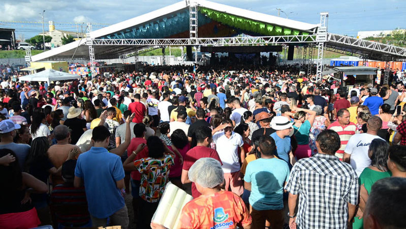 Imagem 1 - “Arraiá do Povo” deverá se tornar parte oficial da programação anual do MCJ. O prefeito Allyson Bezerra anunciou que vai enviar para votação na Câmara um Projeto de Lei que pretende transformar o “Arraiá do Povo” em parte integrante do "Mossoró Cidade Junina", evitando assim que o polo possa ser descontinuado em edições futuras. Criado para atender os mossoroenses e visitantes com atividades em horário diurno, o polo “Arraiá do Povo” superou as expectativas e também a estimativa de público. Neste primeiro ano, o polo está funcionando aos sábados e domingos, das 11h às 18h, com programação que inclui alimentação, comercialização de produtos orgânicos e apresentações artísticas e culturais. Imagem 1 - “Arraiá do Povo” deverá se tornar parte oficial da programação anual do MCJ. O prefeito Allyson Bezerra anunciou que vai enviar para votação na Câmara um Projeto de Lei que pretende transformar o “Arraiá do Povo” em parte integrante do "Mossoró Cidade Junina", evitando assim que o polo possa ser descontinuado em edições futuras. Criado para atender os mossoroenses e visitantes com atividades em horário diurno, o polo “Arraiá do Povo” superou as expectativas e também a estimativa de público. Neste primeiro ano, o polo está funcionando aos sábados e domingos, das 11h às 18h, com programação que inclui alimentação, comercialização de produtos orgânicos e apresentações artísticas e culturais.