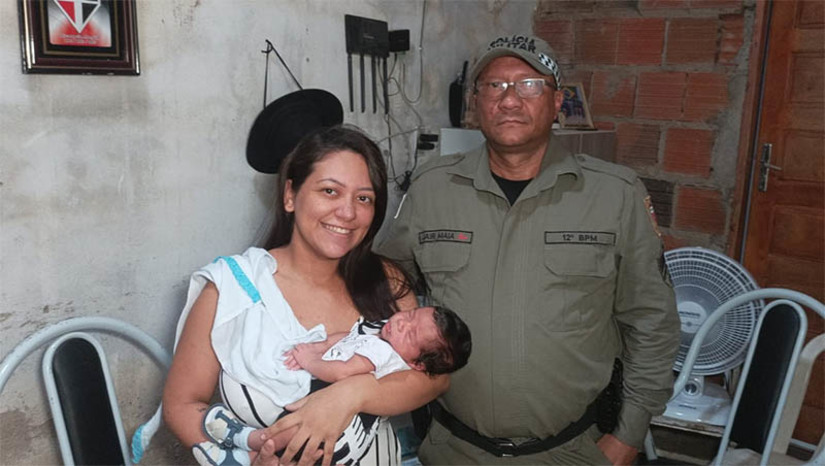 Imagem 1 - Por telefone, sargento da PM orienta mãe a desengasgar bebê de 20 dias que estava sem respirar. O caso aconteceu na madrugada deste domingo (18). De acordo com o sargento Jair Maia, por volta da 0h30, ele recebeu uma ligação de uma mulher desesperada, informando que o filho estava engasgado e não respirava. Clícia informou que já estava levando o filho para a UPA e como a viatura não teria tempo de alcançá-los, o sargento orientou a mãe sobre a maneira correta de desengasgar um recém nascido. Sob a orientação do policial, ela conseguiu fazer com que o bebê voltasse a respirar, pouco antes de chegar à unidade de pronto atendimento. “Eu não tenho palavras para agradecer. Eu já tinha uma admiração grande por ele e agora só agradecer. Muito obrigada!”, disse Clícia. Imagem 1 - Por telefone, sargento da PM orienta mãe a desengasgar bebê de 20 dias que estava sem respirar. O caso aconteceu na madrugada deste domingo (18). De acordo com o sargento Jair Maia, por volta da 0h30, ele recebeu uma ligação de uma mulher desesperada, informando que o filho estava engasgado e não respirava. Clícia informou que já estava levando o filho para a UPA e como a viatura não teria tempo de alcançá-los, o sargento orientou a mãe sobre a maneira correta de desengasgar um recém nascido. Sob a orientação do policial, ela conseguiu fazer com que o bebê voltasse a respirar, pouco antes de chegar à unidade de pronto atendimento. “Eu não tenho palavras para agradecer. Eu já tinha uma admiração grande por ele e agora só agradecer. Muito obrigada!”, disse Clícia.