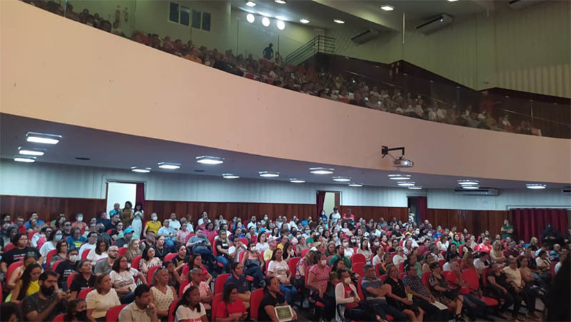 Imagem 1 - Em assembleia geral unificada, sindicatos decidem por realizar greve a partir da segunda (26). De acordo com o vice-presidente do Sindiserpum, Luiz Costa, após assembleia geral unificada, realizada nesta segunda-feira (19), os servidores do município de Mossoró decidiram por realizar uma parada nesta terça-feira (20) e por realizar uma greve a partir da próxima segunda-feira (26). Os servidores não aceitam os termos do PL 17, enviado pelo município para votação na Câmara de Mossoró, em regime de urgência. Alega que o texto retira direitos conquistados há anos pelos trabalhadores. Imagem 1 - Em assembleia geral unificada, sindicatos decidem por realizar greve a partir da segunda (26). De acordo com o vice-presidente do Sindiserpum, Luiz Costa, após assembleia geral unificada, realizada nesta segunda-feira (19), os servidores do município de Mossoró decidiram por realizar uma parada nesta terça-feira (20) e por realizar uma greve a partir da próxima segunda-feira (26). Os servidores não aceitam os termos do PL 17, enviado pelo município para votação na Câmara de Mossoró, em regime de urgência. Alega que o texto retira direitos conquistados há anos pelos trabalhadores.