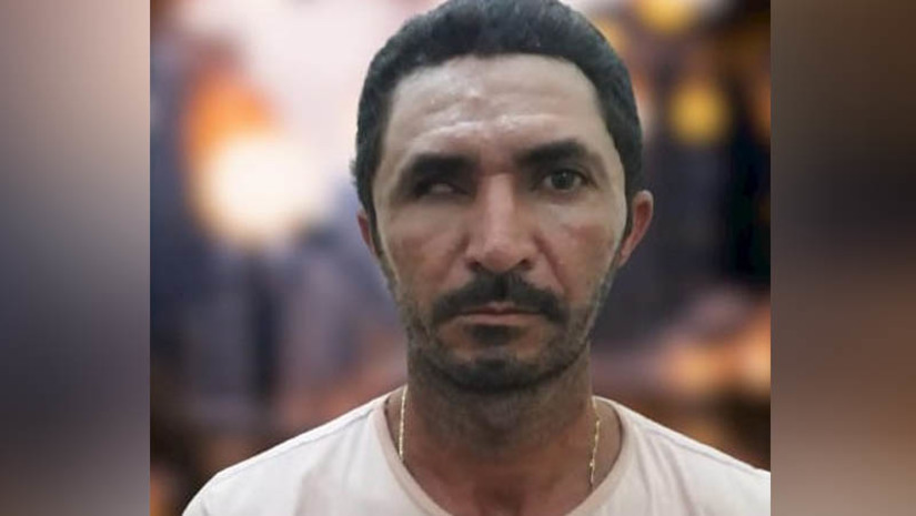 Imagem 1 - Foragido da justiça mineira por um crime de homicídio é preso pela PRF, em Mossoró. Renato de Lima Santos, de 41 anos, foi preso durante uma abordagem a um ônibus interestadual, no dia 16 de junho, por volta das 16h40. Contra ele havia um mandado de prisão em aberto, datado do ano de 2019, emitido pela justiça de Minas Gerais, pelo cometimento de um crime de homicídio naquele estado. Após a prisão o homem foi entregue à polícia judiciária e deverá ser recambiado para o estado de origem do mandado. A fiscalização aconteceu no âmbito da Operação “Mossoró Cidade Junina”, desenvolvida pela Polícia Rodoviária Federal, durante os festejos juninos do município. Imagem 1 - Foragido da justiça mineira por um crime de homicídio é preso pela PRF, em Mossoró. Renato de Lima Santos, de 41 anos, foi preso durante uma abordagem a um ônibus interestadual, no dia 16 de junho, por volta das 16h40. Contra ele havia um mandado de prisão em aberto, datado do ano de 2019, emitido pela justiça de Minas Gerais, pelo cometimento de um crime de homicídio naquele estado. Após a prisão o homem foi entregue à polícia judiciária e deverá ser recambiado para o estado de origem do mandado. A fiscalização aconteceu no âmbito da Operação “Mossoró Cidade Junina”, desenvolvida pela Polícia Rodoviária Federal, durante os festejos juninos do município.