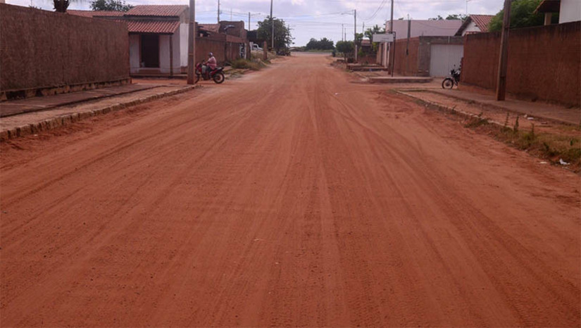 Imagem 1 - Serviço de terraplanagem realizado pela Prefeitura de Mossoró na Maísa é concluído. O trabalho contemplou 43 ruas e vielas das Unidades Rurais I, II e III da comunidade e foi concluído na última sexta-feira (16). Ele foi realizado pela Secretaria Municipal de Agricultura e Desenvolvimento Rural (Seadru). Onde havia declive a máquina passou e nivelou a rua para não ocorrer acúmulo de água. Aproximadamente 15 quilômetros foram recuperados na localidade que trará trafegabilidade para os moradores da região. Todo o maquinário usado é próprio do Município. Imagem 1 - Serviço de terraplanagem realizado pela Prefeitura de Mossoró na Maísa é concluído. O trabalho contemplou 43 ruas e vielas das Unidades Rurais I, II e III da comunidade e foi concluído na última sexta-feira (16). Ele foi realizado pela Secretaria Municipal de Agricultura e Desenvolvimento Rural (Seadru). Onde havia declive a máquina passou e nivelou a rua para não ocorrer acúmulo de água. Aproximadamente 15 quilômetros foram recuperados na localidade que trará trafegabilidade para os moradores da região. Todo o maquinário usado é próprio do Município.