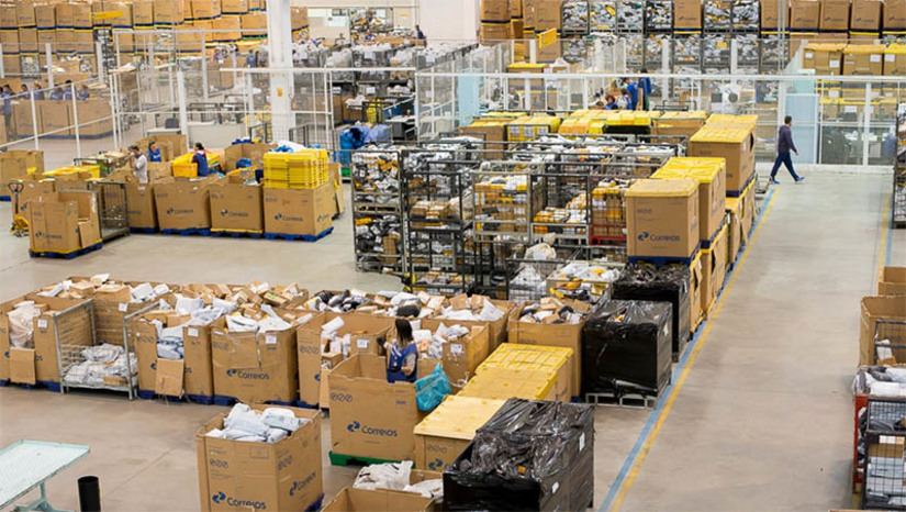 Imagem 1 - Presidente dos Correios anuncia instalação no RN do primeiro Hub da empresa no NordesteO anúncio foi feito nesta terça (20), por Fabiano Silva dos Santos. “Estamos há anos nessa articulação e, agora, com a sensibilidade de um governo que cuida das pessoas e do patrimônio público, enfim chega essa excelente notícia. Um sonho e luta ainda do tempo que eu era deputada federal. Traz empregos, desenvolvimento econômico e insere nosso estado de forma estratégica nessa política de reinvestimento na empresa pública”, comemorou a governadora Fátima Bezerra. Imagem 1 - Presidente dos Correios anuncia instalação no RN do primeiro Hub da empresa no NordesteO anúncio foi feito nesta terça (20), por Fabiano Silva dos Santos. “Estamos há anos nessa articulação e, agora, com a sensibilidade de um governo que cuida das pessoas e do patrimônio público, enfim chega essa excelente notícia. Um sonho e luta ainda do tempo que eu era deputada federal. Traz empregos, desenvolvimento econômico e insere nosso estado de forma estratégica nessa política de reinvestimento na empresa pública”, comemorou a governadora Fátima Bezerra.