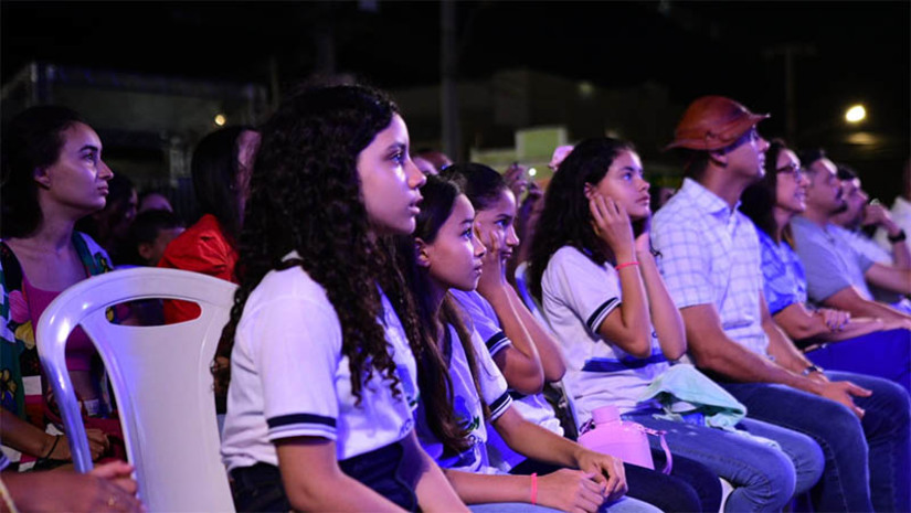 Imagem 1 - Edição extra do Chuva de Bala é apresentada para estudantes da zona rural de Mossoró. Ao todo, cerca de 2,5 mil pessoas, entre alunos, pais de alunos e profissionais da educação de 19 unidades de ensino da Rede Municipal de Mossoró, instaladas na zona rural, prestigiaram o espetáculo, na noite desta terça-feira (20). “Achei muito interessante a história de Mossoró. Nunca tinha vindo. Foi legal a Prefeitura trazer a gente”, disse Caio Erick, aluno da Escola Municipal São Romão. Imagem 1 - Edição extra do Chuva de Bala é apresentada para estudantes da zona rural de Mossoró. Ao todo, cerca de 2,5 mil pessoas, entre alunos, pais de alunos e profissionais da educação de 19 unidades de ensino da Rede Municipal de Mossoró, instaladas na zona rural, prestigiaram o espetáculo, na noite desta terça-feira (20). “Achei muito interessante a história de Mossoró. Nunca tinha vindo. Foi legal a Prefeitura trazer a gente”, disse Caio Erick, aluno da Escola Municipal São Romão.