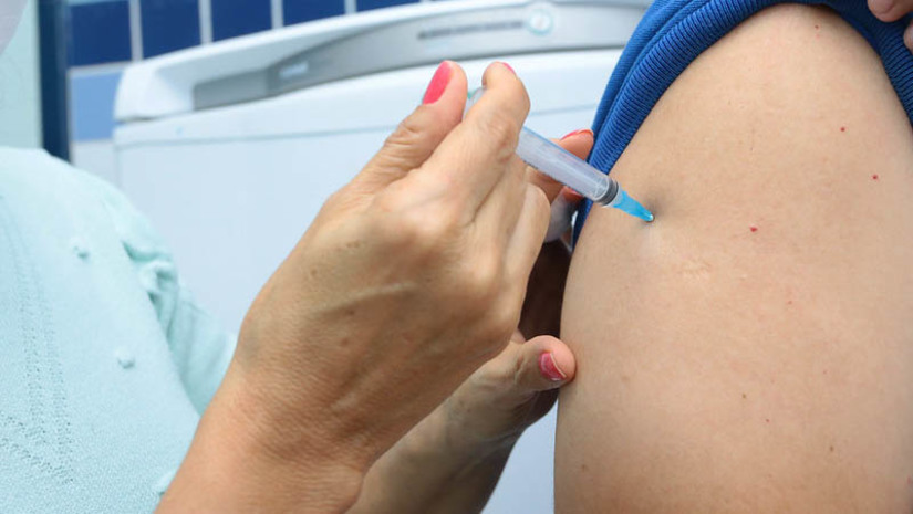 Imagem 1 -  Vacina contra meningite segue disponível para o público geral em Mossoró. A oferta do imunizante acontece de modo temporário, mediante a disponibilidade de lotes específicos. Ou seja, após esse período, a vacina  meningocócica C  volta a ficar disponível para os grupos específicos, conforme preconiza o Ministério da Saúde. A secretaria de saúde de Mossoró ainda reforça a importância de buscar, também, os imunizantes contra a Influenza e Covid-19, disponíveis nas UBSs das zonas urbana e rural do município.