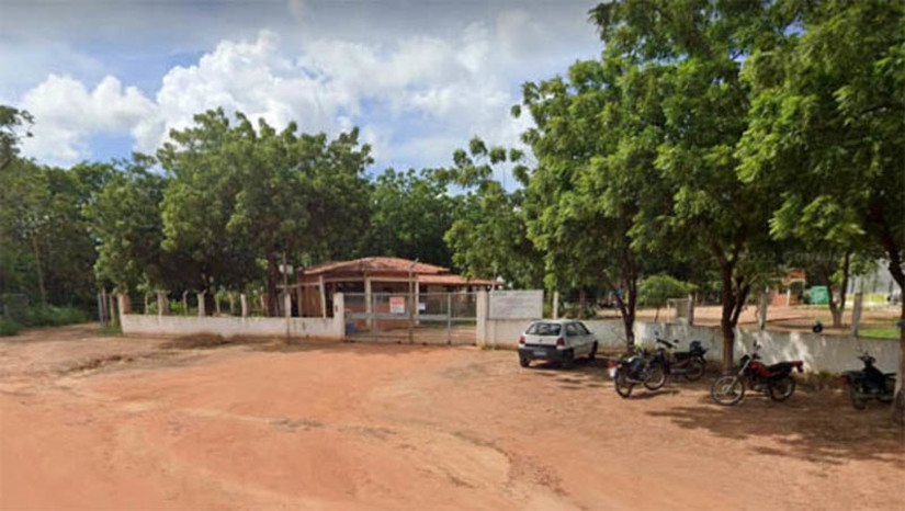 Imagem 1 -  Justiça bloqueia R$ 229 mil da conta da granja Aviforte por descumpriu medidas sanitárias. O motivo da sanção imposta pelo Judiciário foi o descumprimento das obrigações que lhe foram impostas pelo juízo, após pedido feito pela 3ª Promotoria de Justiça de Mossoró. Na ação de execução da multa aplicada, o Ministério Público alegou que, no julgamento do mérito de uma Ação Civil Pública, a granja foi condenada, entre outras medidas, a, no prazo de três anos, realocar o seu estabelecimento para a zona rural, em local isolado e afastado de residências, e desativar a estrutura/instalações da atual sede do estabelecimento, devendo, enquanto isso, manter as medidas de higiene necessárias para evitar a proliferação de moscas na região. Entretanto, o MP afirma que a granja não vem cumprindo as obrigações que lhe foram impostas.