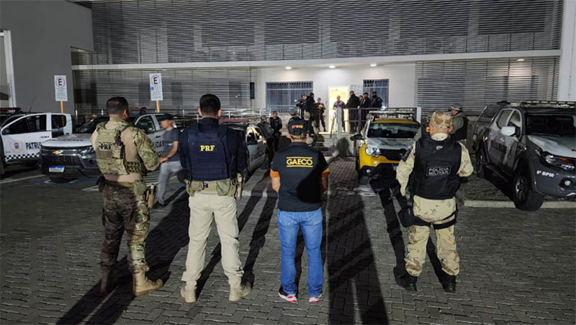 Imagem 1 - MP combate organização criminosa que age dentro e fora de unidades prisionais do RN. A operação “Ceifador” foi deflagrada nesta quinta-feira (22). Há provas que, entre outros crimes, o grupo alvo da ação seja responsável por comandar o tráfico de drogas na região Seridó do Estado. Pelo que já foi apurado pelo MPRN, os investigados fazem uso das redes sociais para planejarem e executarem crimes. Participaram da ação promotores de Justiça, servidores do MPRN e ainda cerca de 200 policiais. Imagem 1 - MP combate organização criminosa que age dentro e fora de unidades prisionais do RN. A operação “Ceifador” foi deflagrada nesta quinta-feira (22). Há provas que, entre outros crimes, o grupo alvo da ação seja responsável por comandar o tráfico de drogas na região Seridó do Estado. Pelo que já foi apurado pelo MPRN, os investigados fazem uso das redes sociais para planejarem e executarem crimes. Participaram da ação promotores de Justiça, servidores do MPRN e ainda cerca de 200 policiais.