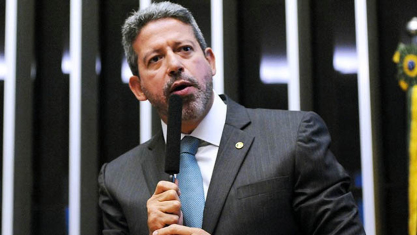 Imagem 1 -  [COLUNA ESPLANADA] A faca no pescoço dos ministros palacianos está a cada dia mais afiada, e o presidente Lula da Silva mais refém do chefão da Câmara, o deputado Arthur Lira (PP-AL). Ele consolida seu poder. Agora atraiu as bancadas governistas do PDT e PSB para formar o maior bloco parlamentar da Casa, com 174 deputados. Conhecido como Blocão do Lira, o maior agrupamento da Câmara mistura governistas, esquerdistas e direitistas do Cidadania, PSDB, Patriota, Avante e Solidariedade, além do Progressistas do próprio presidente da Câmara. A moeda de atração das bancadas foi o poder de nomear relatorias e presidências das comissões que vão analisar as Medidas Provisórias. Cada partido fica dois messes na liderança. O líder atual é André Figueiredo (PDT-CE).