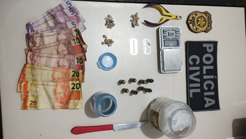 Imagem 1 - Homem é preso com drogas e tenta enganar policiais dizendo que havia sido sequestrado, em Areia Branca . A prisão em flagrante aconteceu nesta quarta-feira (21). Na delegacia, o suspeito, um homem de 38 anos, negou a origem dos entorpecentes e disse que havia sido sequestrado e torturado por traficantes. Ele ainda tentou enganar os policiais agradecendo pelo trabalho de resgate. No entanto, já havia uma investigação em curso, realizada pela Polícia Civil, contra ele. Imagem 1 - Homem é preso com drogas e tenta enganar policiais dizendo que havia sido sequestrado, em Areia Branca . A prisão em flagrante aconteceu nesta quarta-feira (21). Na delegacia, o suspeito, um homem de 38 anos, negou a origem dos entorpecentes e disse que havia sido sequestrado e torturado por traficantes. Ele ainda tentou enganar os policiais agradecendo pelo trabalho de resgate. No entanto, já havia uma investigação em curso, realizada pela Polícia Civil, contra ele.