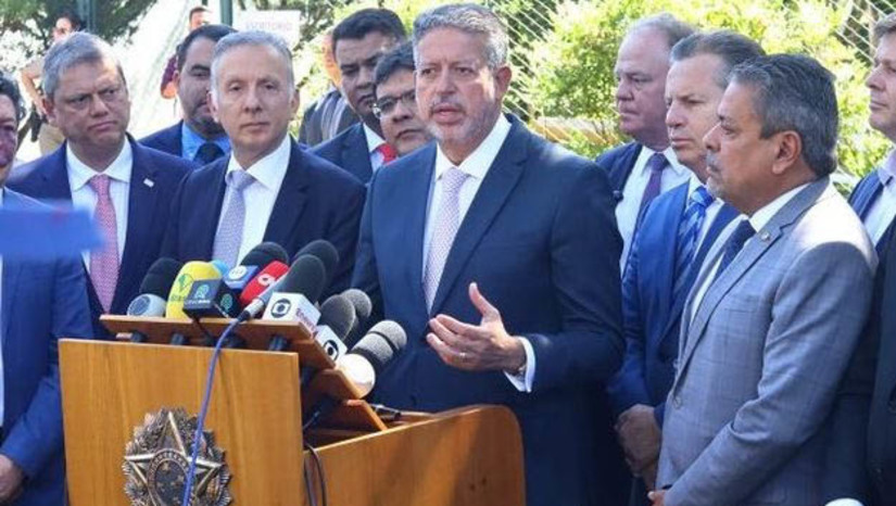 Imagem 1 -  Lira diz que o texto da reforma tributária será  aperfeiçoado e debatido antes da votação pelo Plenário. A votação está prevista na Câmara para a primeira semana de julho. O texto foi aprovado nesta quarta-feira (21), no Senado, e enviado para análise dos deputados. O presidente da Câmara, deputado Arthur Lira, que se reuniu com governadores nesta quinta (22), disse que deve se reunir ainda com representantes de outros segmentos interessados na reforma e com prefeitos das capitais, em busca de uma proposta consensual. “Governadores apresentaram inquietudes regionais, vamos fazer isso com prefeitos e com o setor produtivo, também”, destacou.