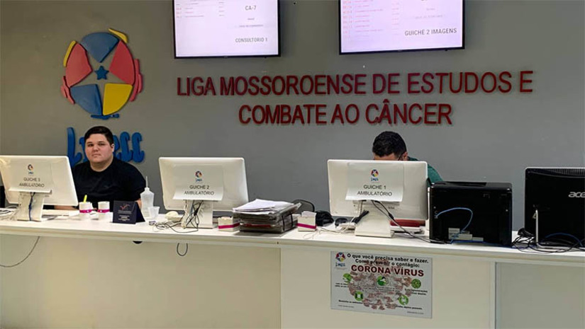 Imagem 1 -  Diretor administrativo da Liga explica motivo de espera por tratamento exceder prazo estipulado em lei. O MOSSORÓ HOJE conversou, nesta sexta-feira (23), com Robson Amorim, diretor Administrativo e Financeiro da Liga Mossoroense de Estudos e Combate ao Câncer (LMECC), sobre a fila de pacientes a espera para início do tratamento oncológico, em Mossoró. Segundo ele, “infelizmente essa fila existe e a gente entende que não é um problema exclusivamente de Mossoró. A gente sabe que a secretaria de saúde de Mossoró não tem o recurso para tratar todos esses pacientes. A pactuação (com outros municípios) é feita de forma inferior a essa demanda, o câncer vem tendo número crescente ano após ano e isso vem gerando uma demanda muito maior do que o recurso existente”.