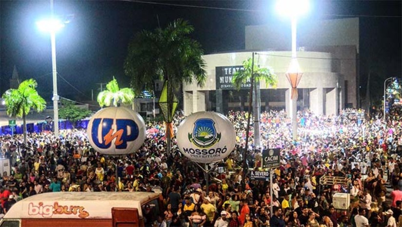 Imagem 1 - A festa terá 8 atrações em 6 horas de grandes shows, reunindo artistas locais e nacionais. Serão 4 trios elétricos embalando uma enorme multidão no Corredor Cultural, na avenida Rio Branco. Iniciando na “boca na noite”, às 18h, o evento contará com Claudia Leitte, Parangolé, Darlan Dias, Lucas Lima, entre outros. Imagem 1 - A festa terá 8 atrações em 6 horas de grandes shows, reunindo artistas locais e nacionais. Serão 4 trios elétricos embalando uma enorme multidão no Corredor Cultural, na avenida Rio Branco. Iniciando na “boca na noite”, às 18h, o evento contará com Claudia Leitte, Parangolé, Darlan Dias, Lucas Lima, entre outros.