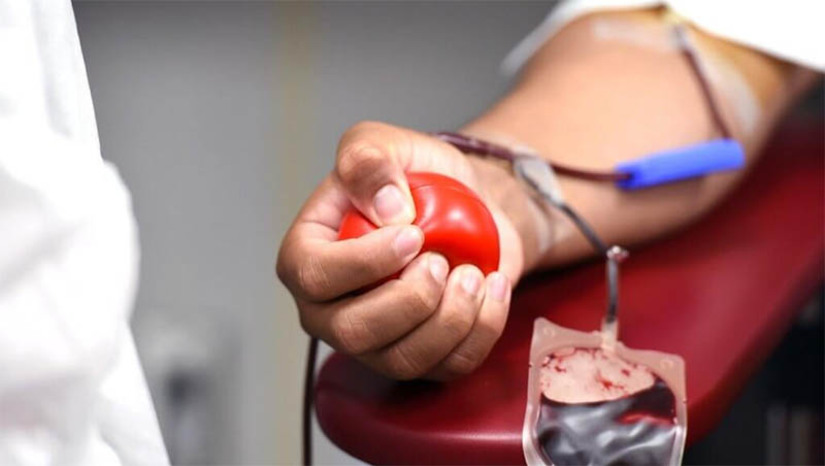 Imagem 1 - No Rio Grande do Norte, mais de 65 mil doações de sangue foram realizadas em 2022. O Ministério da Saúde lançou uma campanha para conscientizar sobre a importância da doação de sangue. A pasta também alerta que, nesta época do ano, costuma ocorrer uma baixa nos estoques, devido à proximidade das férias escolares, além da mudança de estação, com a chegada do inverno. A nível nacional, aproximadamente 1,4% da população brasileira doa sangue, o que representa 14 pessoas a cada mil habitantes e um total de 3.159.774 milhões de doações de sangue por ano no SUS, segundo dados de 2022. No Rio Grande do Norte, ano passado, 65.518 doações de sangue foram realizadas. Imagem 1 - No Rio Grande do Norte, mais de 65 mil doações de sangue foram realizadas em 2022. O Ministério da Saúde lançou uma campanha para conscientizar sobre a importância da doação de sangue. A pasta também alerta que, nesta época do ano, costuma ocorrer uma baixa nos estoques, devido à proximidade das férias escolares, além da mudança de estação, com a chegada do inverno. A nível nacional, aproximadamente 1,4% da população brasileira doa sangue, o que representa 14 pessoas a cada mil habitantes e um total de 3.159.774 milhões de doações de sangue por ano no SUS, segundo dados de 2022. No Rio Grande do Norte, ano passado, 65.518 doações de sangue foram realizadas.