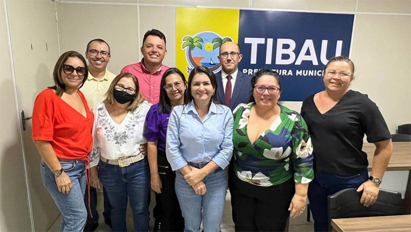 Imagem 1 -  Prefeitura apresenta calendário de pagamento aos servidores da educação em Tibau. Com o intuito de valorizar os profissionais da educação, a prefeitura apresentou aos servidores, nesta quinta-feira (22), um calendário de pagamentos que busca reconhecer o empenho e a dedicação destes. Durante a reunião, foi ressaltado o compromisso da prefeitura em efetuar o pagamento retroativo do piso salarial dos professores, referente aos meses de janeiro e fevereiro, mesmo que a implementação tenha ocorrido a partir de março. Essa medida visa reconhecer o trabalho realizado pelos profissionais da educação no período mencionado.