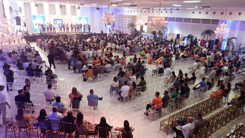 Imagem 1 - Convenção do Comércio e Serviços destaca potencial econômico e turístico de Mossoró. O evento, organizado pela Câmara de Dirigentes Lojistas de Mossoró (CDL), em parceria com a Federação da Câmara de Dirigentes Lojistas (FCDL), com apoio da Prefeitura de Mossoró, está sendo realizado na cidade, com a presença das principais lideranças empresariais do território potiguar estão presentes à convenção. No primeiro dia da convenção, nesta sexta-feira (23), o presidente da FCDL, João Maria, ressaltou a importância econômica da segunda maior cidade do RN. “Mossoró tem uma geografia que nos contempla e facilita a logística e foi esse um dos motivos da escolha de Mossoró para sediar o evento. Mossoró é um atrativo natural devido à sua potencialidade econômica, cultural e turística”, salientou. Imagem 1 - Convenção do Comércio e Serviços destaca potencial econômico e turístico de Mossoró. O evento, organizado pela Câmara de Dirigentes Lojistas de Mossoró (CDL), em parceria com a Federação da Câmara de Dirigentes Lojistas (FCDL), com apoio da Prefeitura de Mossoró, está sendo realizado na cidade, com a presença das principais lideranças empresariais do território potiguar estão presentes à convenção. No primeiro dia da convenção, nesta sexta-feira (23), o presidente da FCDL, João Maria, ressaltou a importância econômica da segunda maior cidade do RN. “Mossoró tem uma geografia que nos contempla e facilita a logística e foi esse um dos motivos da escolha de Mossoró para sediar o evento. Mossoró é um atrativo natural devido à sua potencialidade econômica, cultural e turística”, salientou.