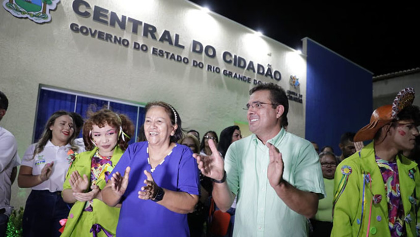 Imagem 1 - Ação é fruto de parceria entre o governo estadual e prefeitura de Patu; a expectativa é que a Central do Cidadão realize aproximadamente 3 mil atendimentos por mês. “Esta conquista do povo de Patu é fruto de uma parceria. Este prédio pertence ao Estado. Fizemos uma cessão, o prefeito fez aqui a reforma, com investimento de mais de R$ 300 mil, e agora está aqui essa casa para tratar com respeito o cidadão e a cidadã de toda a região”, afirmou a governadora. Imagem 1 - Ação é fruto de parceria entre o governo estadual e prefeitura de Patu; a expectativa é que a Central do Cidadão realize aproximadamente 3 mil atendimentos por mês. “Esta conquista do povo de Patu é fruto de uma parceria. Este prédio pertence ao Estado. Fizemos uma cessão, o prefeito fez aqui a reforma, com investimento de mais de R$ 300 mil, e agora está aqui essa casa para tratar com respeito o cidadão e a cidadã de toda a região”, afirmou a governadora.