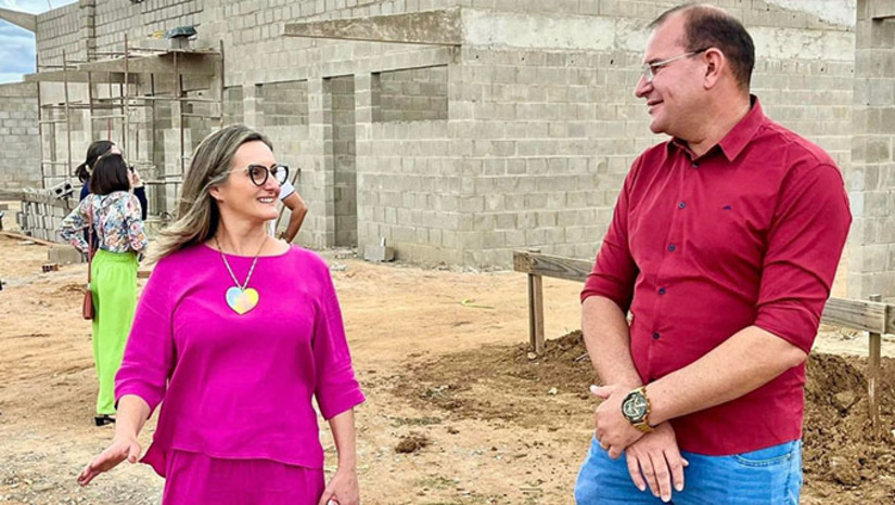 Imagem 1 -  Estrutura física está 60% concluída, num investimento do Governo do Estado de R$ 10 milhões, que quando ficar pronto, poderá receber até 1.300 estudantes, não só de Umarizal, mas de toda a região do Médio Oeste. Após a plenária, que contou com a presença de representantes dos municípios vizinhos, a subsecretária de Educação do RN Cleo Kozeski e o prefeito Raimundo Pezão, visitaram o canteiro de obras do IERN em Umarizal.