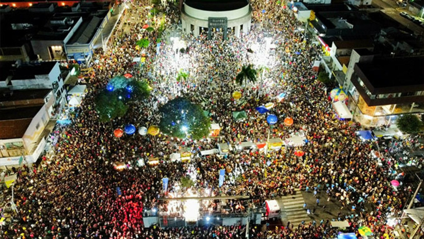 Imagem 1 - Ponto alto da festa de encerramento do MCJ 2023 foi quando Claudia Leite assumiu o trio elétrico na Avenida Rio Branco, fazendo o público ir a loucura, pulando de um lado para o outro e cantando os sucessos junto com a vocalista. A estimativa de público foi feita pela equipe de comunicação da Prefeitura trabalhando e conjunto com a engenharia das equipes de segurança, usando drones simultaneamente em vários pontos do Corredor Cultural e imagens fotográficas em alta resolução. O prefeito Allyson Bezerra e equipe comemoram o resultado do evento, do ponto de vista econômico e social, e informam que já estão trabalhando para realizar um MCJ ainda maior em 2024, atraindo público das regiões Centro Oeste e Sul do Brasil. Foto: João Batista. Imagem 1 - Ponto alto da festa de encerramento do MCJ 2023 foi quando Claudia Leite assumiu o trio elétrico na Avenida Rio Branco, fazendo o público ir a loucura, pulando de um lado para o outro e cantando os sucessos junto com a vocalista. A estimativa de público foi feita pela equipe de comunicação da Prefeitura trabalhando e conjunto com a engenharia das equipes de segurança, usando drones simultaneamente em vários pontos do Corredor Cultural e imagens fotográficas em alta resolução. O prefeito Allyson Bezerra e equipe comemoram o resultado do evento, do ponto de vista econômico e social, e informam que já estão trabalhando para realizar um MCJ ainda maior em 2024, atraindo público das regiões Centro Oeste e Sul do Brasil. Foto: João Batista.