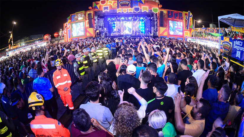 Imagem 1 -  Em 22 dias de festa do MCJ 2023, nenhuma ocorrência de natureza grave foi registrada. O dado consta no relatório divulgado neste domingo (25), pela polícia militar. Na 26ª edição do evento, a Prefeitura de Mossoró ampliou o esquema de segurança para a festa. A Central de Videomonitoramento, montada pelo município dentro do evento, proporcionou agilidade e eficiência no atendimento à população. Mais de 70 câmeras, incluindo o sistema de reconhecimento facial, foram utilizadas para acompanhar, em tempo real, de forma simultânea, todos os polos do evento. Foi o maior monitoramento e integração das forças de segurança da história do “Mossoró Cidade Junina”. 