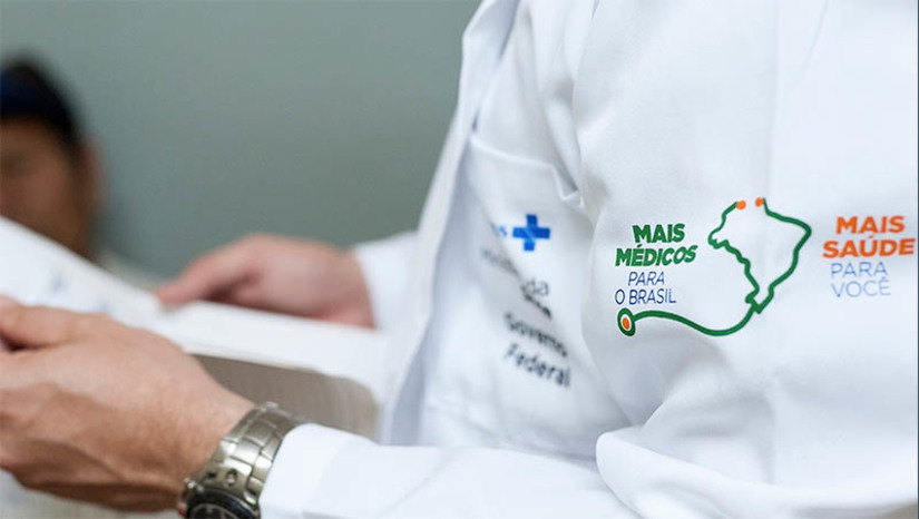 Imagem 1 -  Municípios do RN podem fazer adesão das vagas do Programa Mais Médicos até esta terça (27). A quantidade é definida pelos gestores municipais, de acordo com as necessidades específicas. No total, foram disponibilizadas 1.194 vagas para  os municípios do estado. A expansão das vagas foi autorizada pelo Ministério da Saúde, por meio da Portaria GM/MS Nº 752, de 15 de junho de 2023. O Mais Médicos busca ampliar o acesso de moradores de áreas afastadas a profissionais da saúde, de modo a fortalecer a Atenção Primária, reconhecida como essencial para garantir o acesso à saúde da população. 